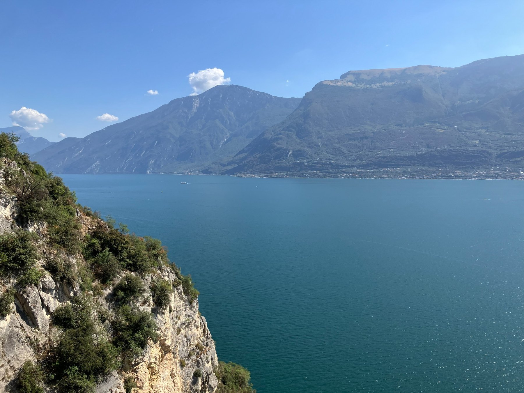 Blick vom Westufer über den Gardasee